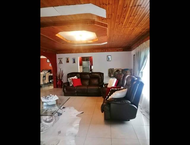 4 BEDROOM HOUSE FOR SALE IN DOON HEIGHTS